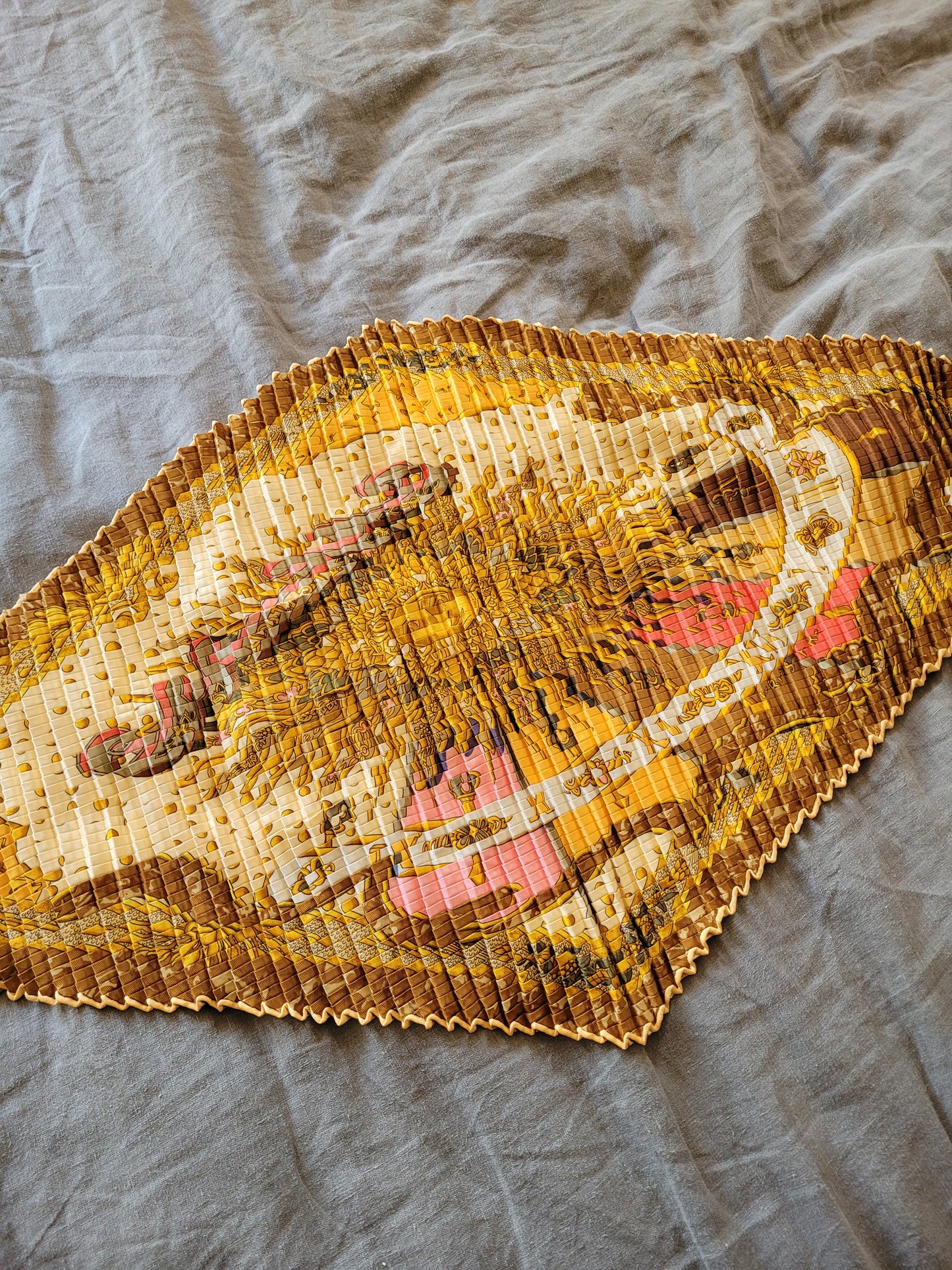 Carré plissé Hermès Gloria Soli par J. Metz - Ref 907