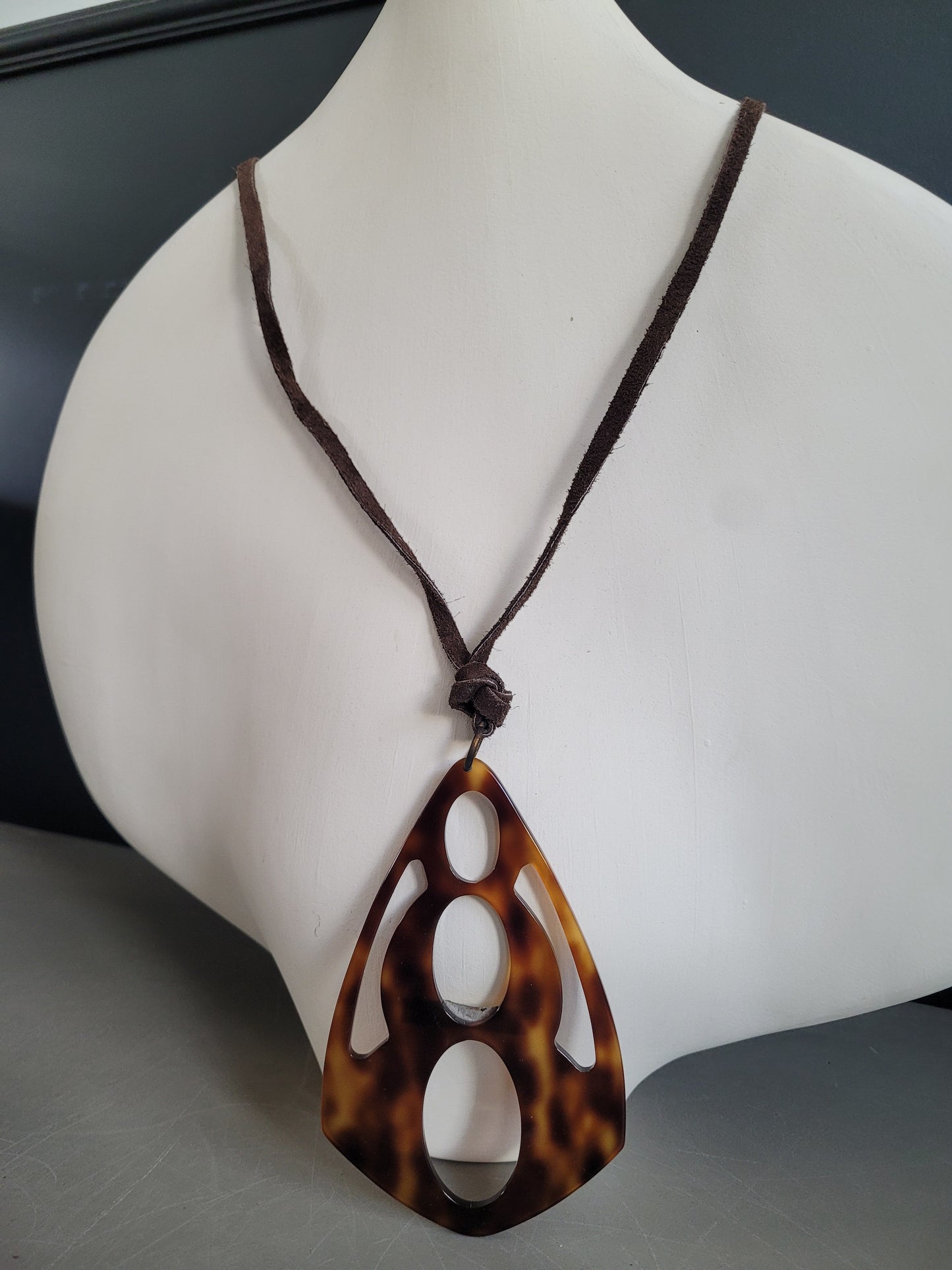 Collier pendentif en acétate façon écailles et cordon cuir - Ref 651