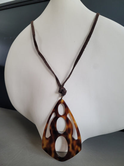 Collier pendentif en acétate façon écailles et cordon cuir - Ref 651