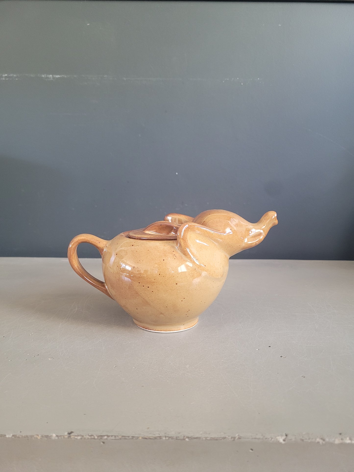 Théière Eléphant vintage en porcelaine marron - Ref 658