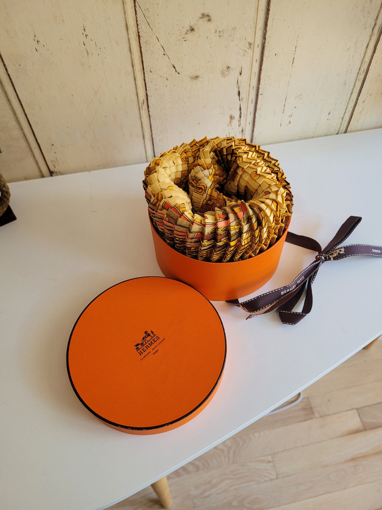 Carré plissé Hermès Gloria Soli par J. Metz - Ref 907