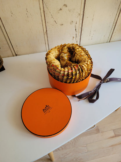 Carré plissé Hermès Gloria Soli par J. Metz - Ref 907