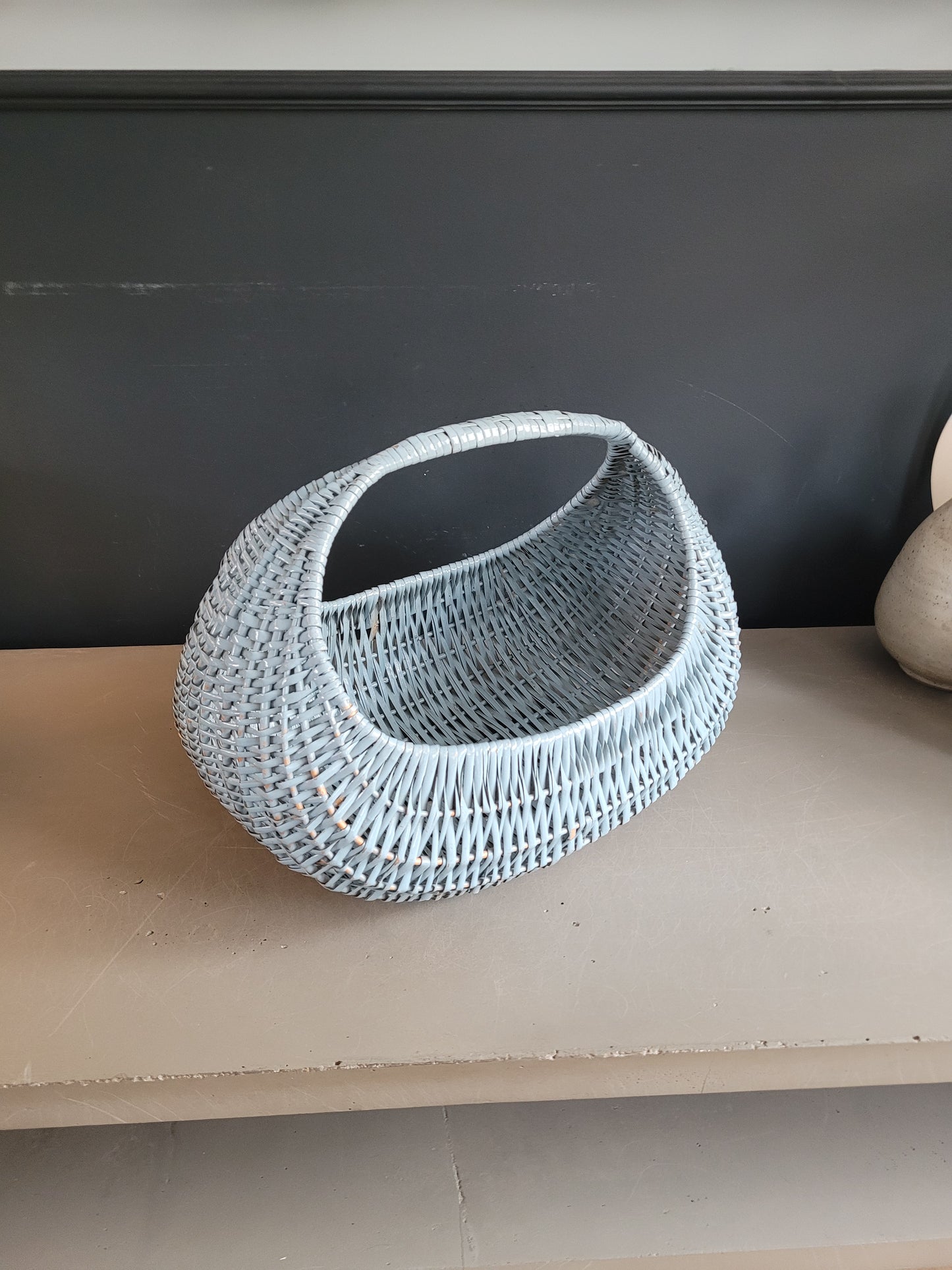 Panier en rotin peint en bleu turquoise - Ref 823