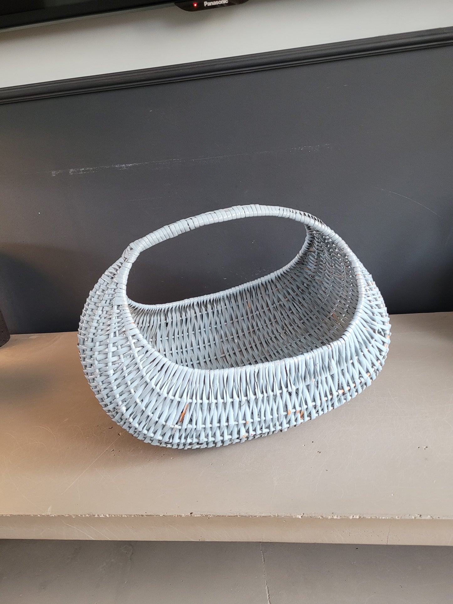 Panier en rotin peint en bleu turquoise - Ref 823