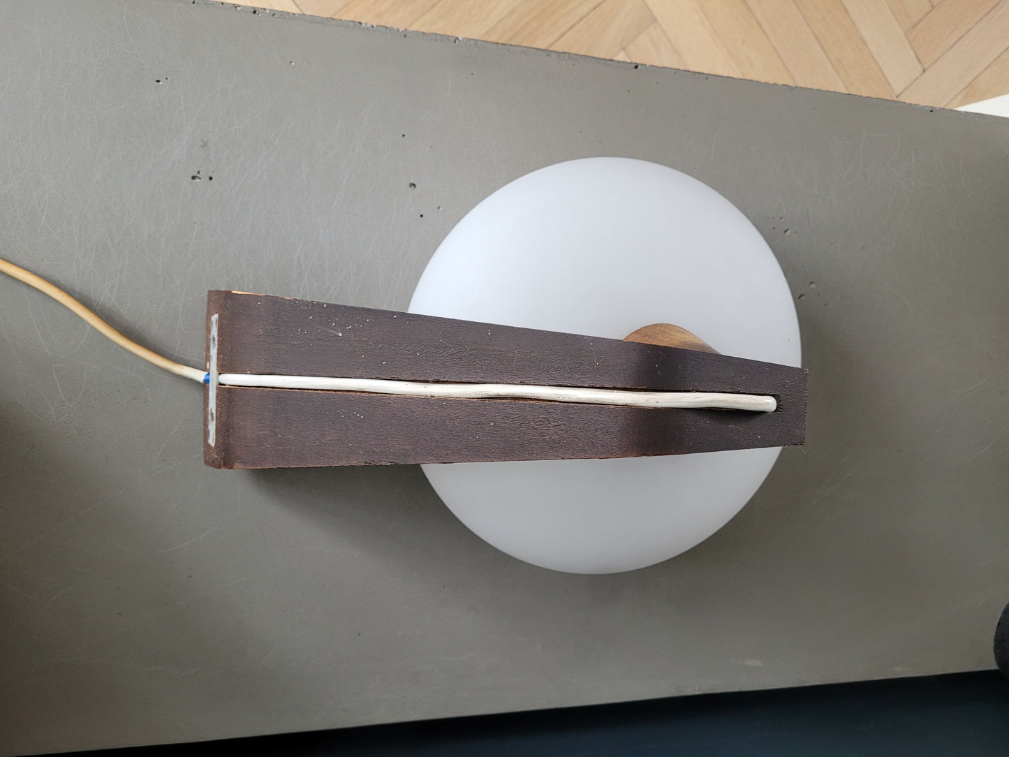 Applique scandinave vintage en teck et globe opaline - Ref 355