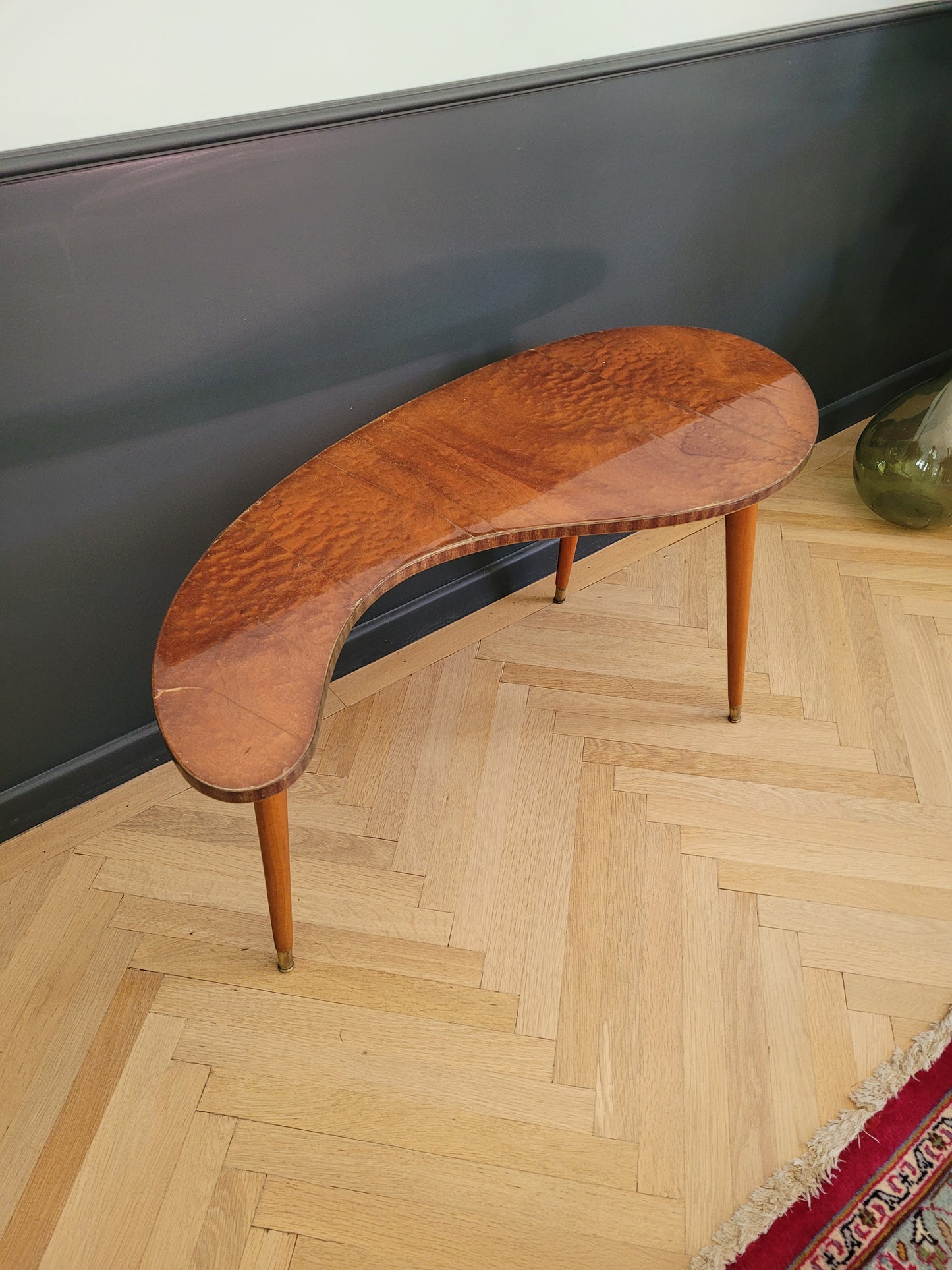 Table basse haricot années 50 en loupe d'orme - Ref 637