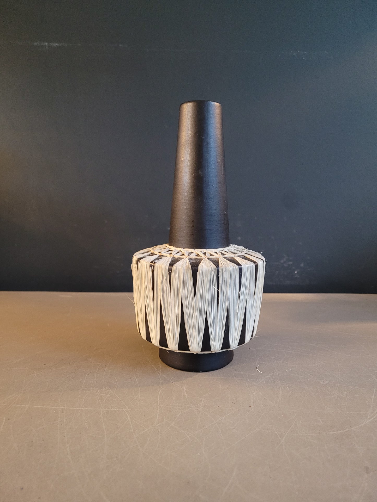 Vase autrichien des années 50-60 avec tissage en raphia - Ref 913