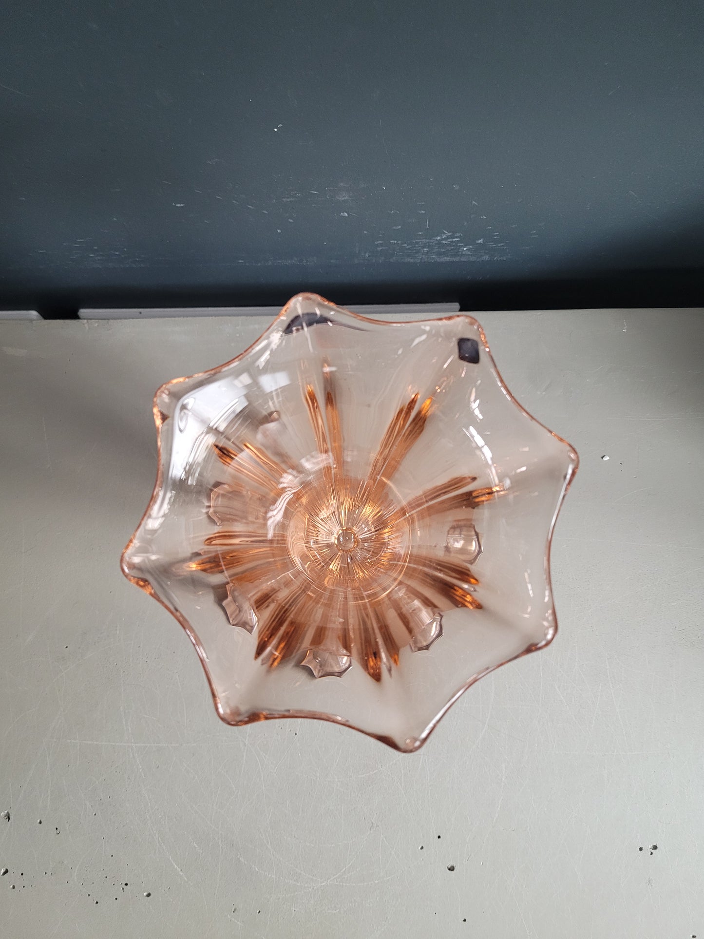 Vase tulipe vintage en verre moulé rose - Ref 862