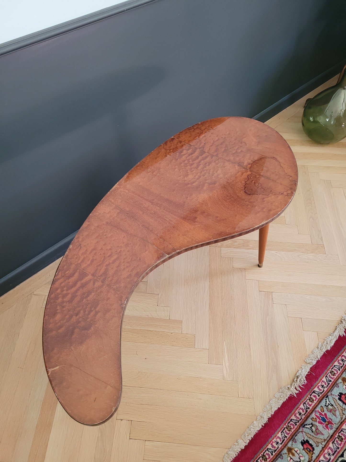 Table basse haricot années 50 en loupe d'orme - Ref 637