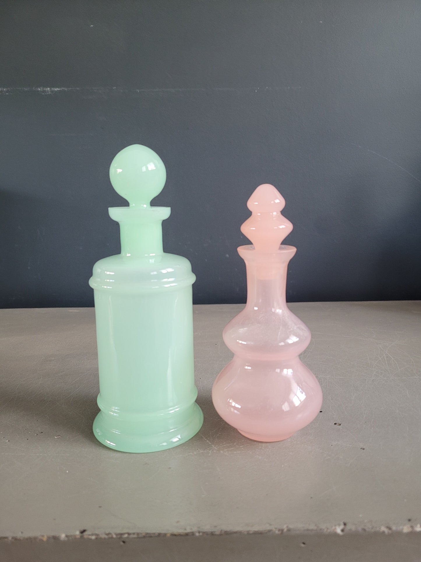 Lot de 2 flacons en verre opaline- Ref 424