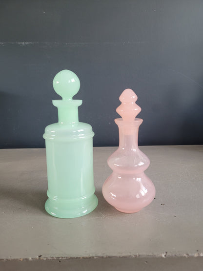 Lot de 2 flacons en verre opaline- Ref 424