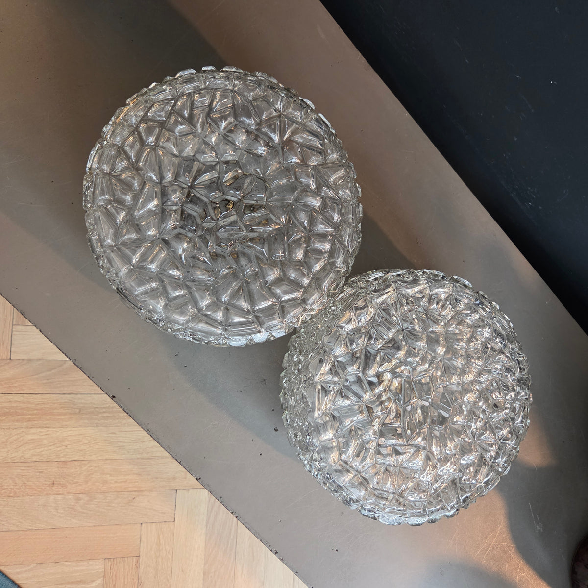 Paire de plafonniers ou appliques en verre moulé - Ref 1434