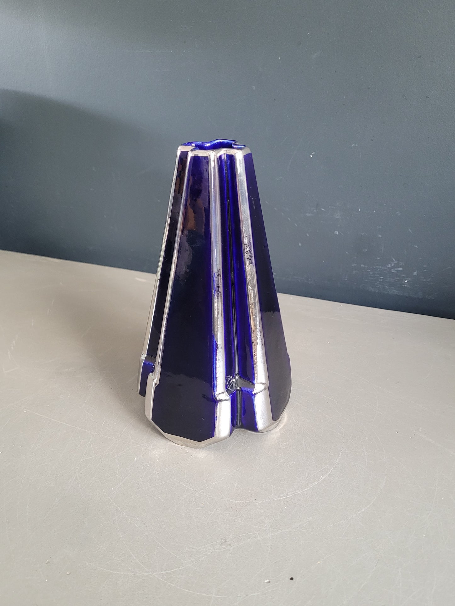 Vase pyramide art-deco Moulin des Loups & Hamage Nord - bleu et argent - Ref 959