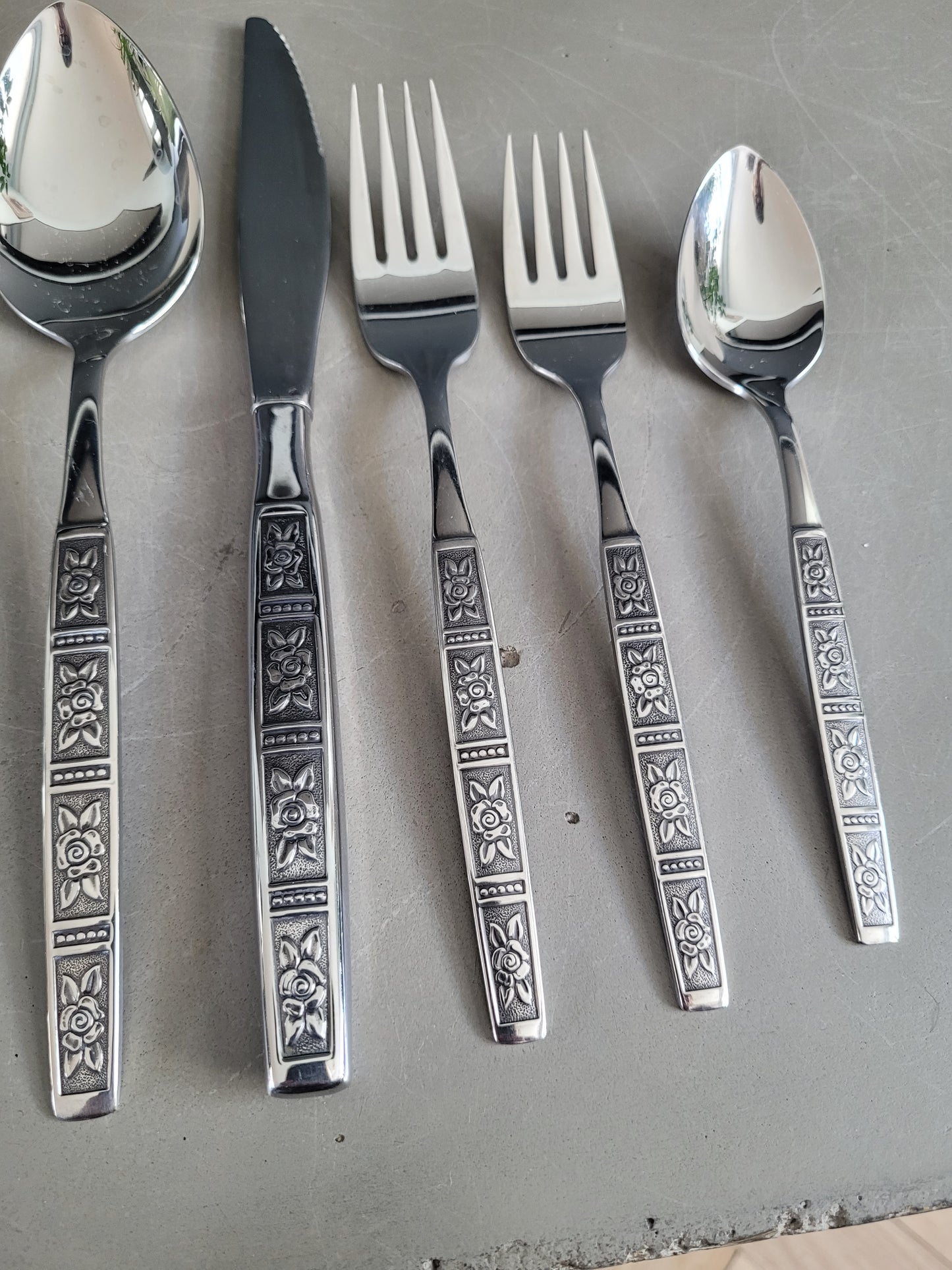 Set de couverts en Inox - Vista Stainless USA - Motifs roses - Ref 1009