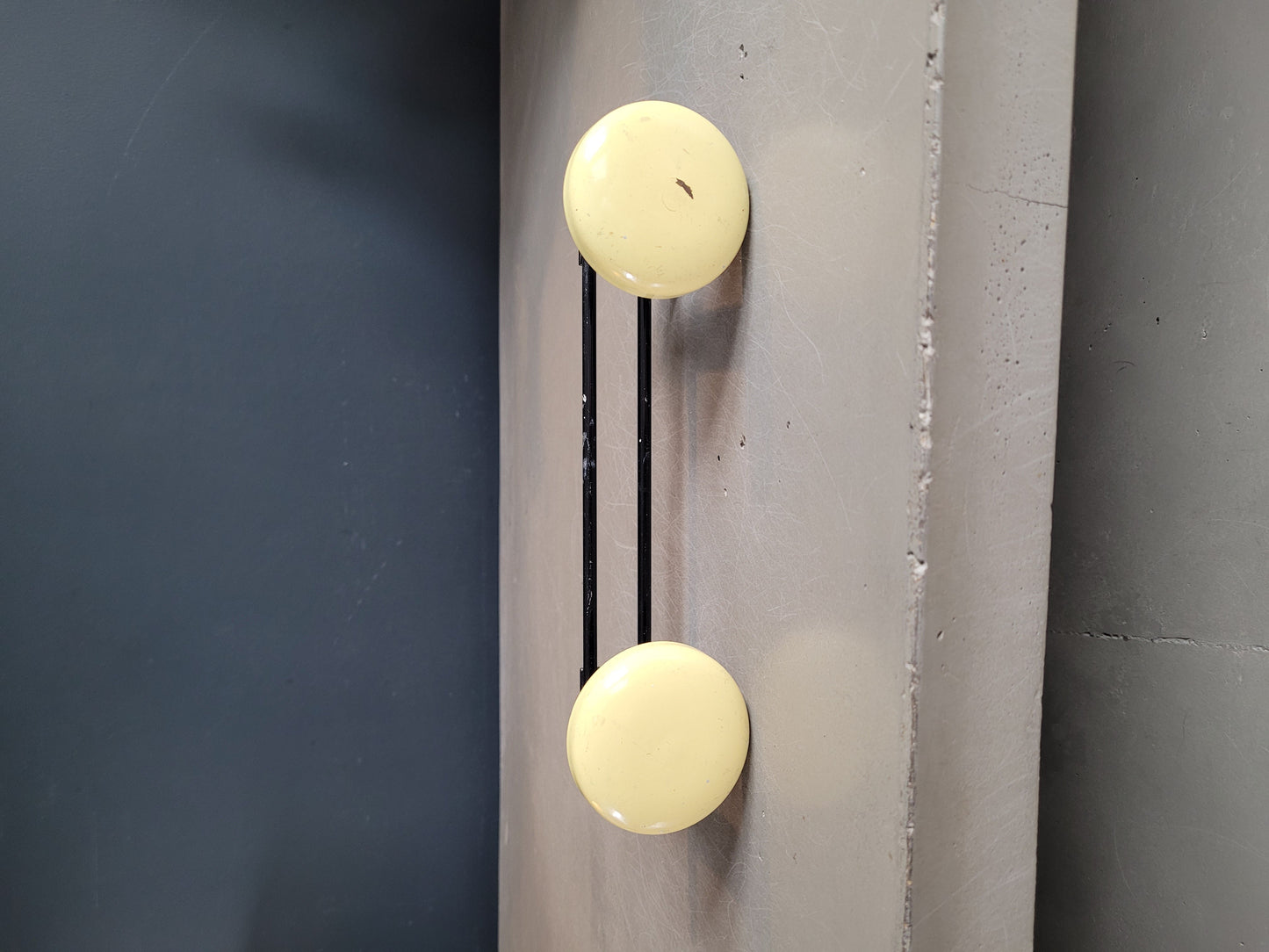 Porte-manteaux mural vintage 3 patères jaune - Ref 310