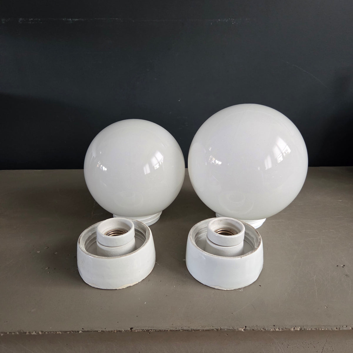 Paire d'appliques / plafonniers boules, avec socles en céramique - Ref 1418