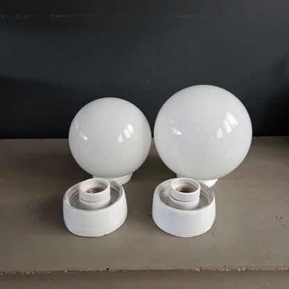 Paire d'appliques / plafonniers boules, avec socles en céramique - Ref 1418